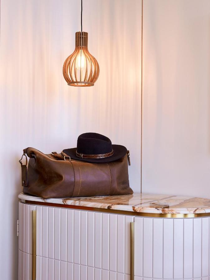Hotel Crystalbrook Kingsley Newcastle Exterior foto A leather duffle bag